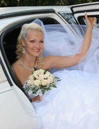 Bride getting out of limo